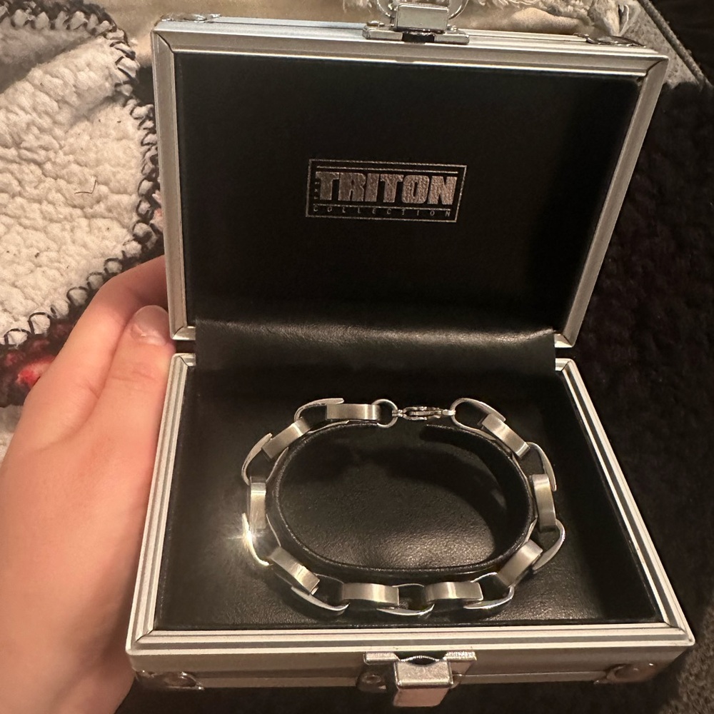 Silver Jewelry Bracelet with Chunky Link Design